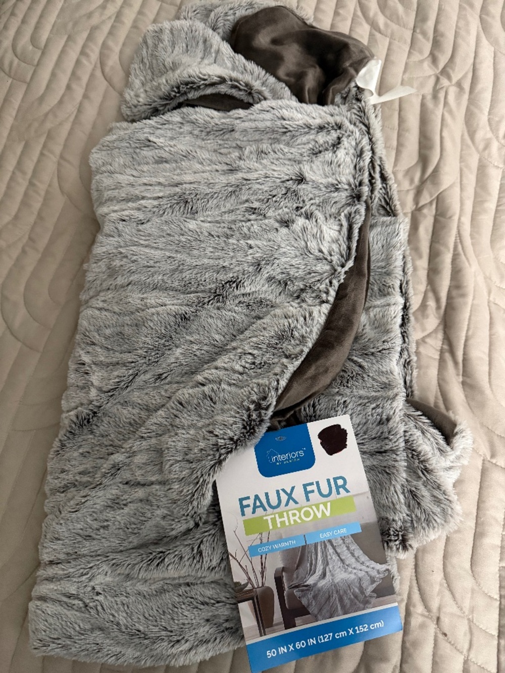 Nwt faux fur throw